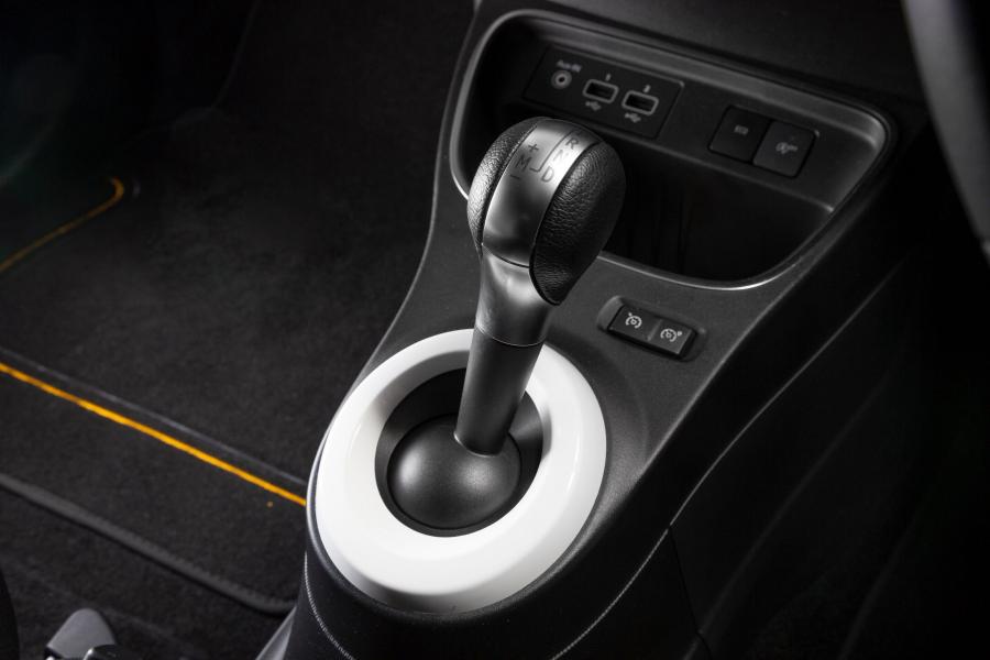 Детали интерьера Renault Twingo 2019 года  (JP) (фото 2 из 29)